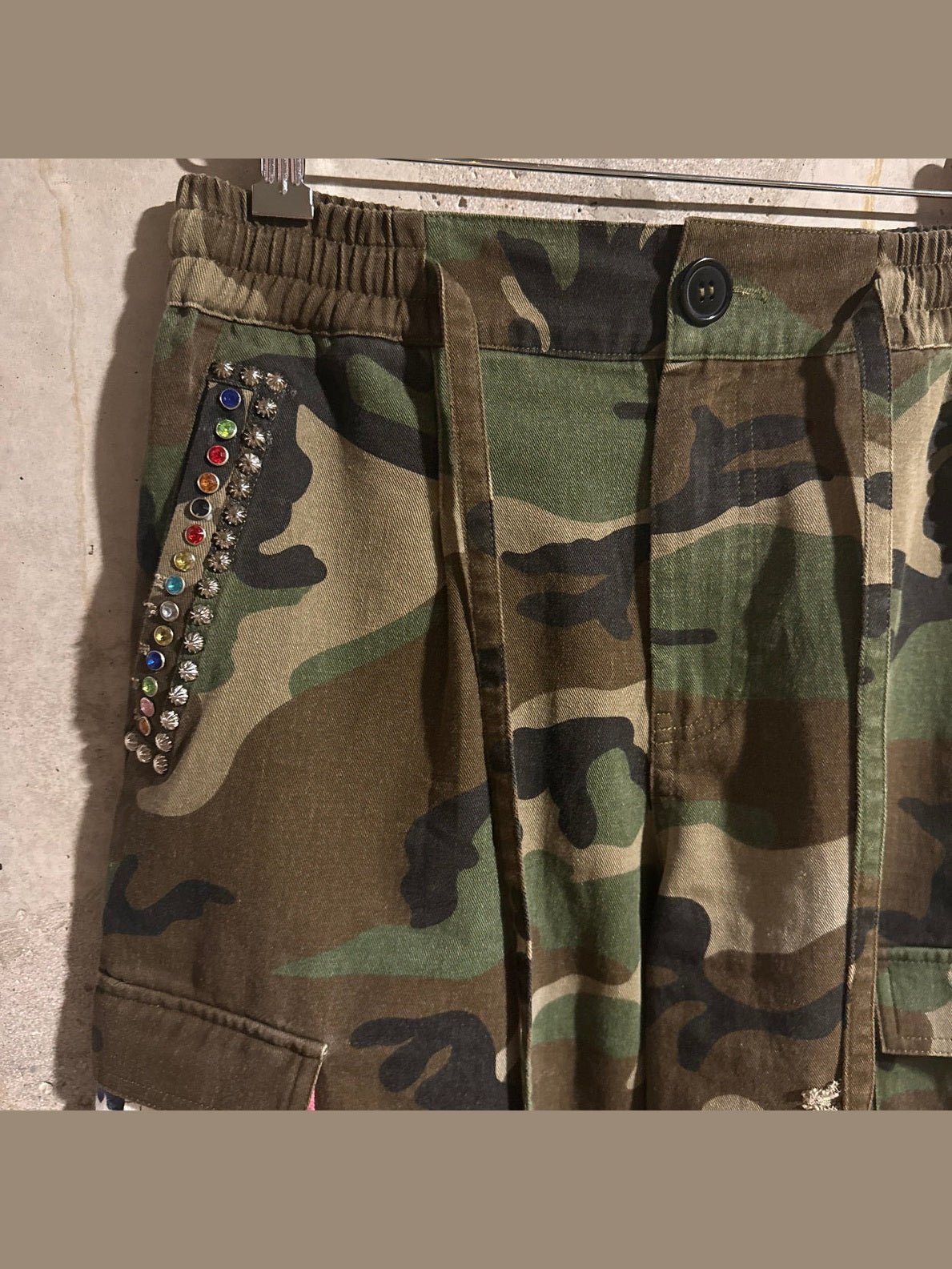 Americana Camo Pleated Rhinestone Shorts - Courbe et Compagnie