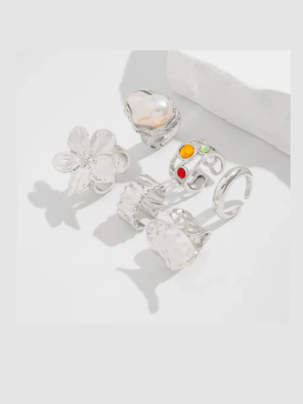 Baroque Metal Flower Open Ring Set – 6-Piece Imitation Pearl Statement Rings - Courbe et Compagnie
