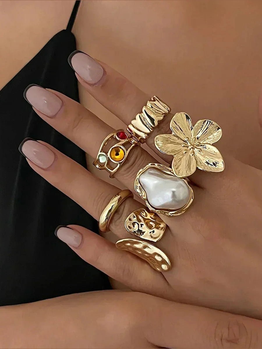 Baroque Metal Flower Open Ring Set – 6-Piece Imitation Pearl Statement Rings - Courbe et Compagnie