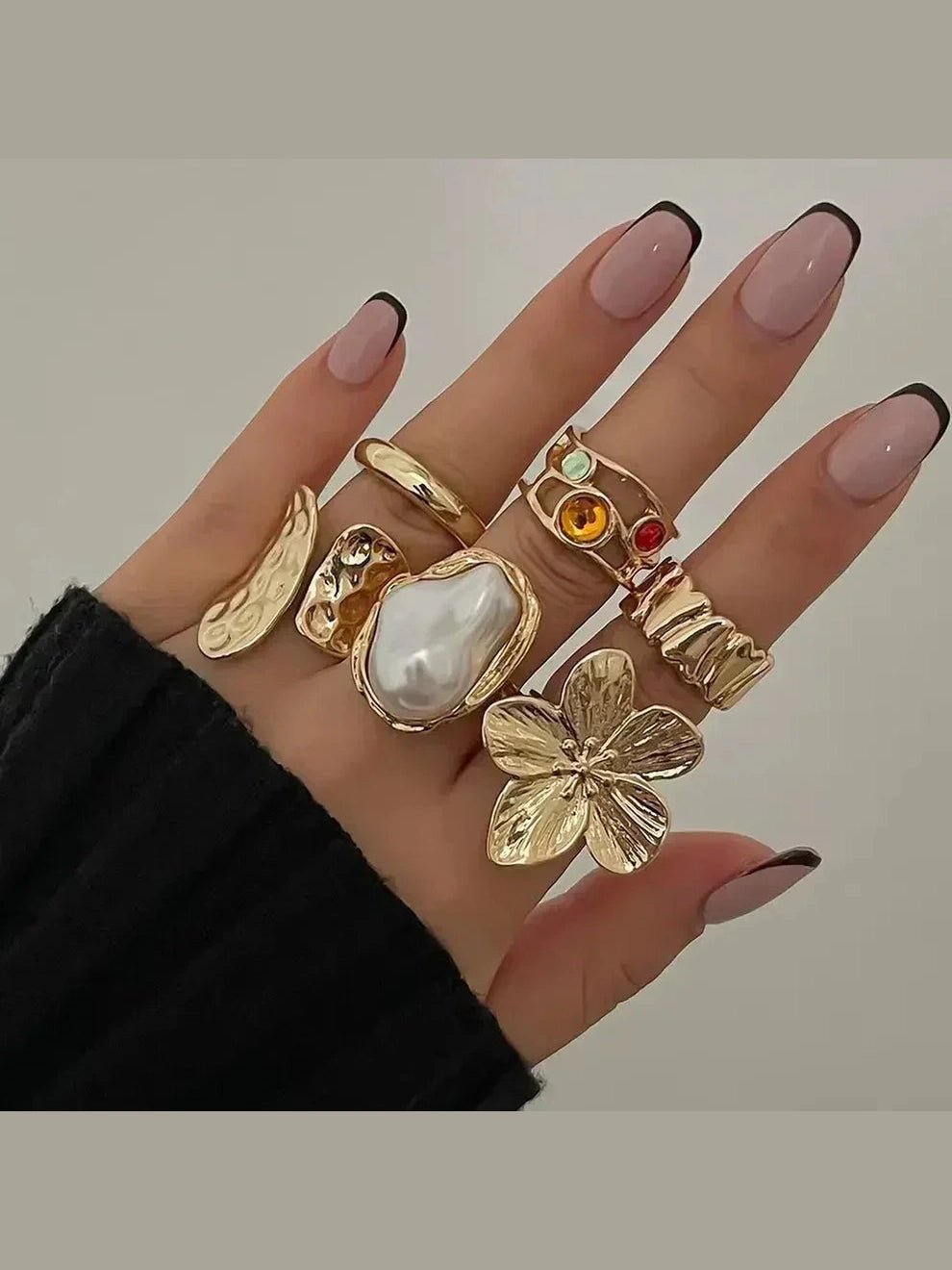 Baroque Metal Flower Open Ring Set – 6-Piece Imitation Pearl Statement Rings - Courbe et Compagnie