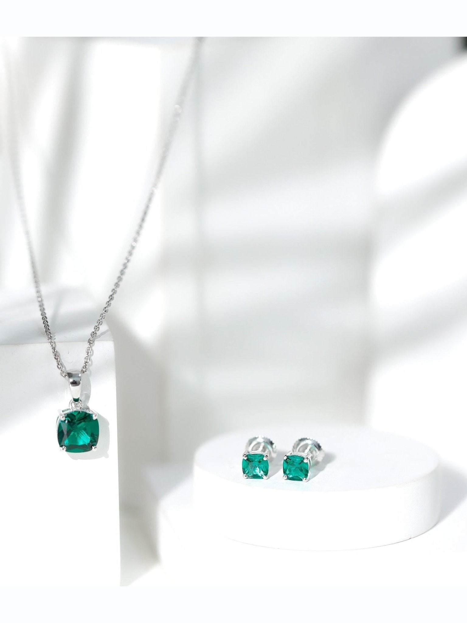 Certified Lab Grown Emerald Solitaire Jewelry Set - Courbe et Compagnie