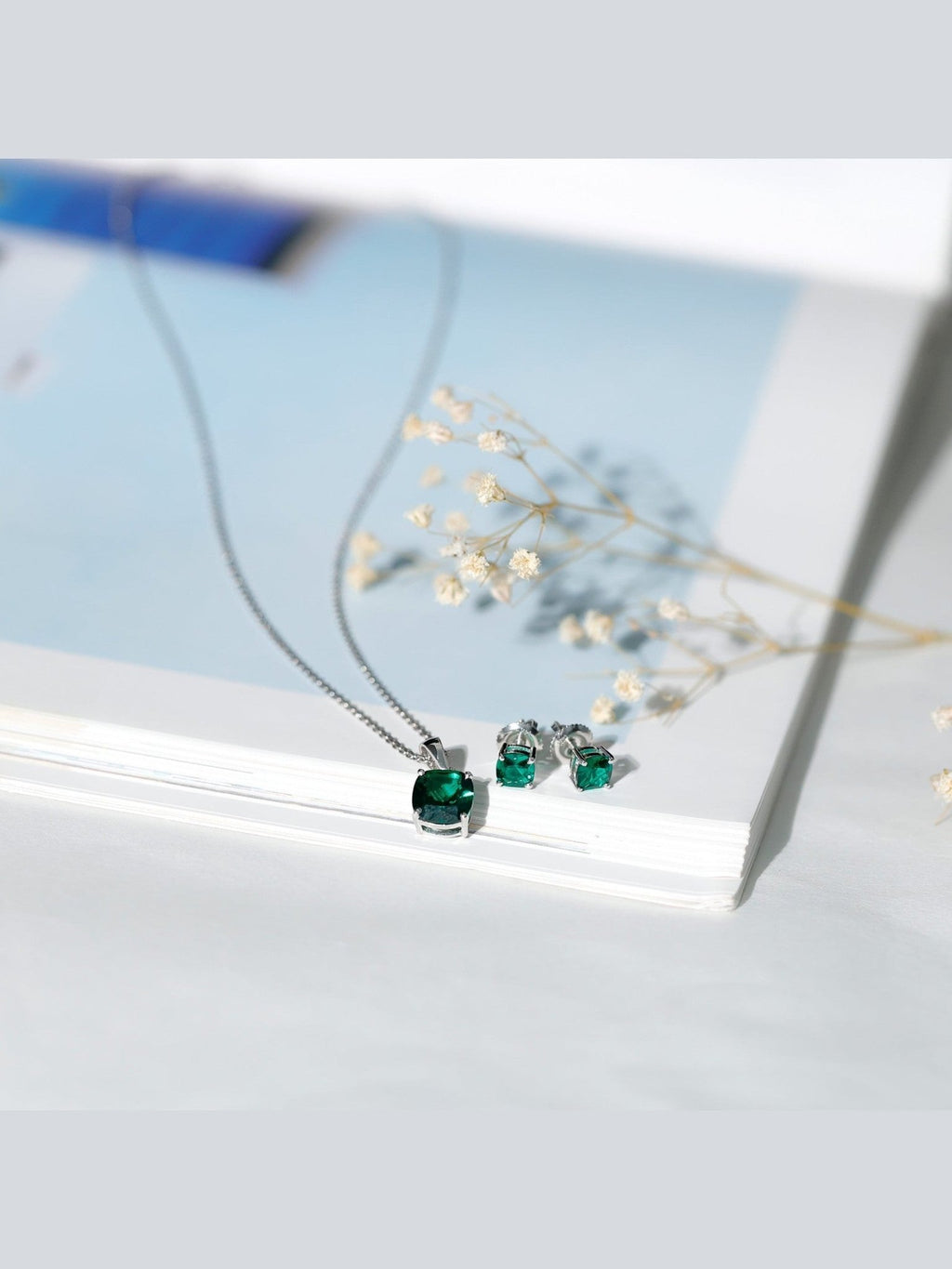 Certified Lab Grown Emerald Solitaire Jewelry Set - Courbe et Compagnie