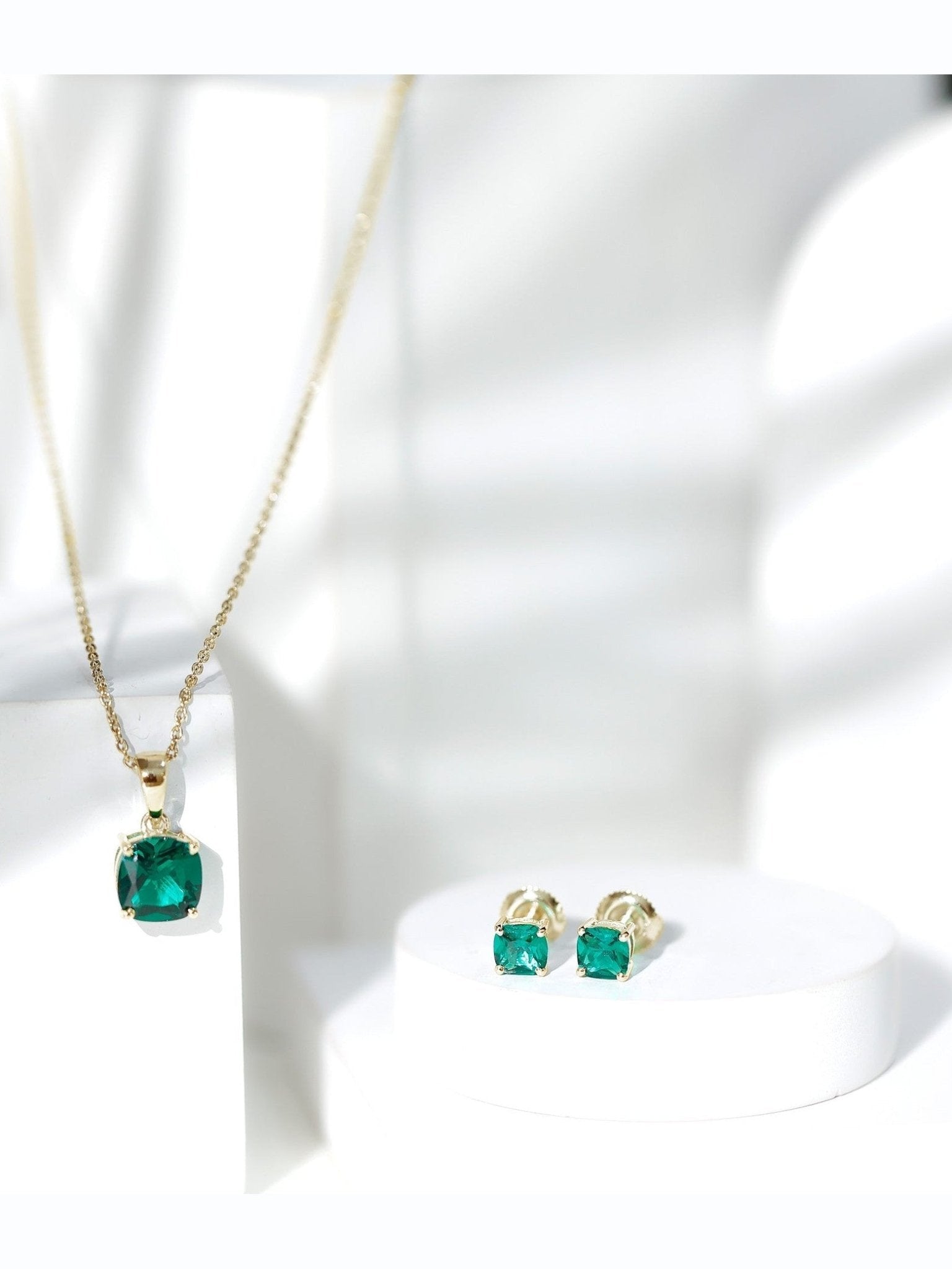 Certified Lab Grown Emerald Solitaire Jewelry Set - Courbe et Compagnie