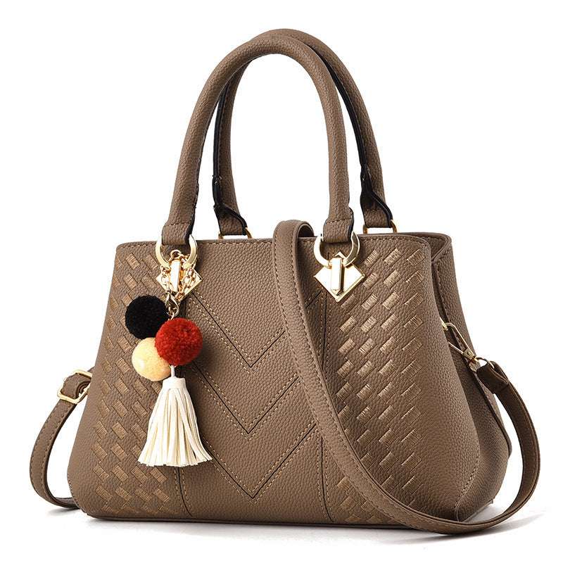 Chic and Versatile Woven Handbag with Tassel Charm - Courbe et Compagnie