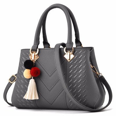Chic and Versatile Woven Handbag with Tassel Charm - Courbe et Compagnie