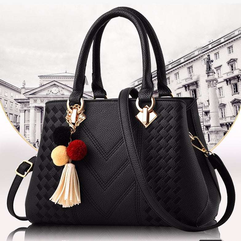 Chic and Versatile Woven Handbag with Tassel Charm - Courbe et Compagnie