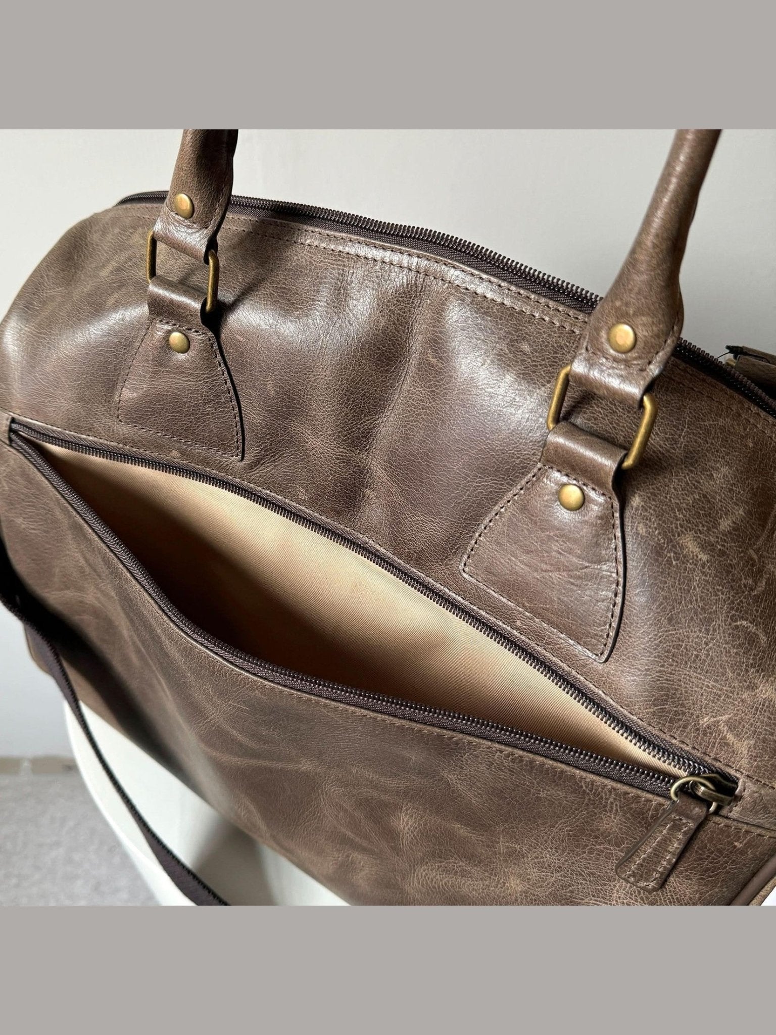Crazy Horse Leather Weekender Bag – Full-Grain Travel Duffel with Laptop Pocket - Courbe et Compagnie