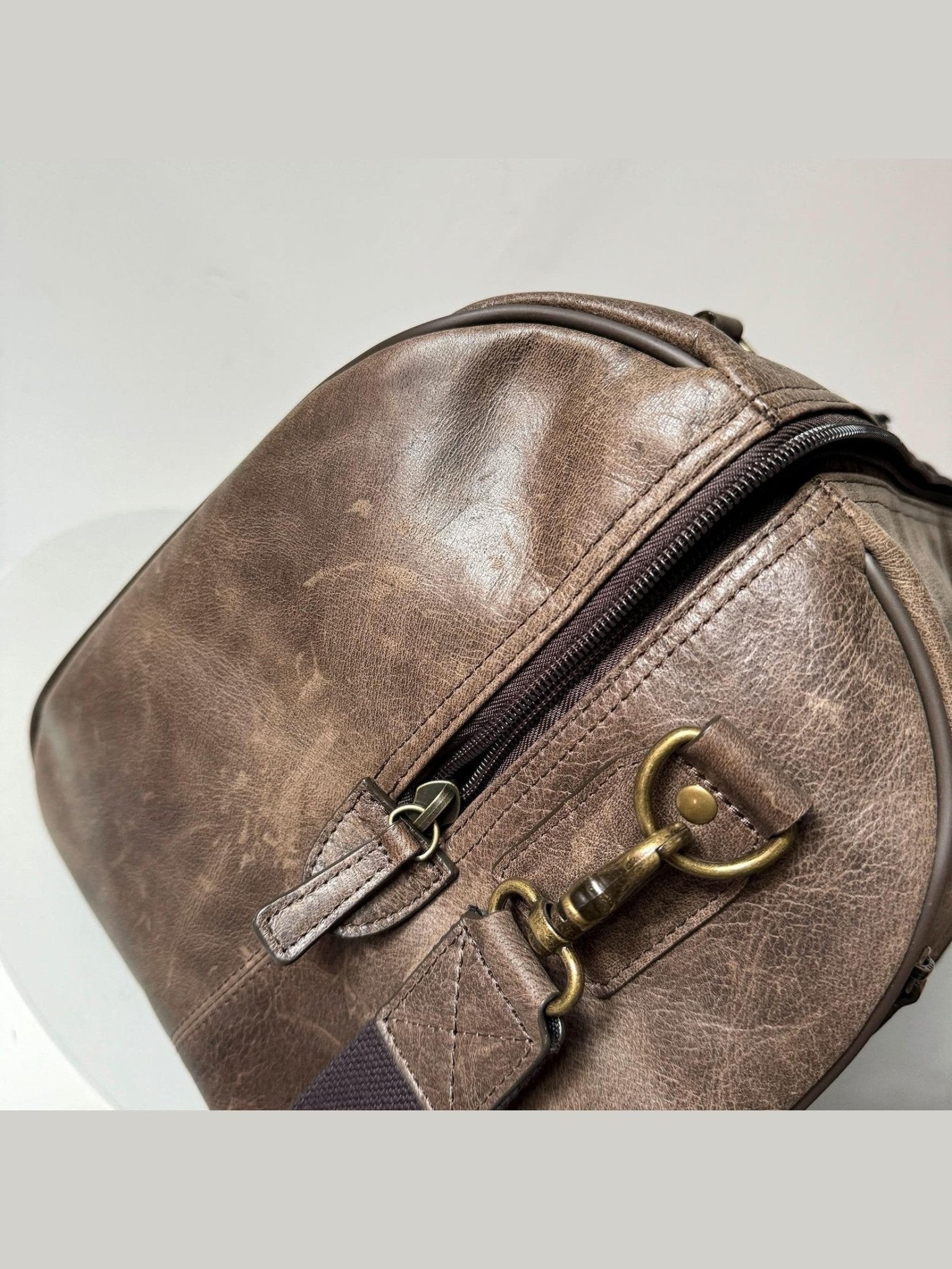 Crazy Horse Leather Weekender Bag – Full-Grain Travel Duffel with Laptop Pocket - Courbe et Compagnie