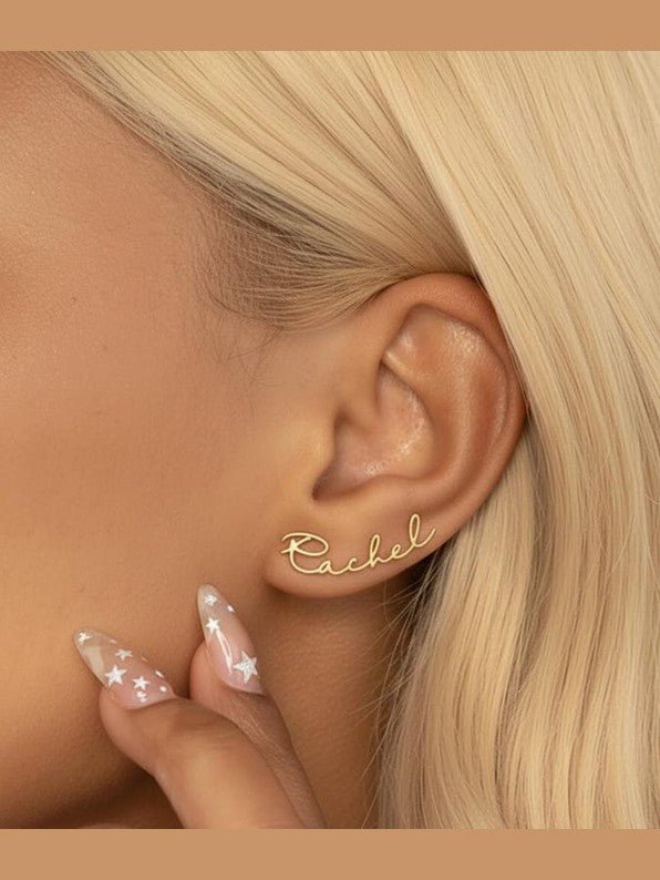 Custom Engraved Script Name Stud Earrings - Courbe et Compagnie