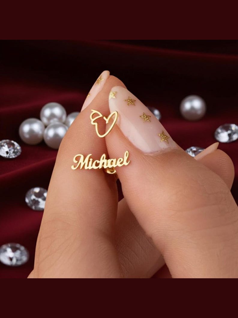 Custom Engraved Script Name Stud Earrings - Courbe et Compagnie