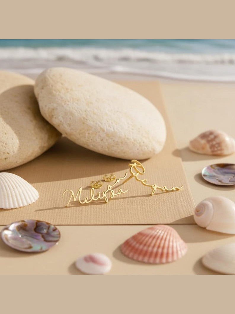 Custom Engraved Script Name Stud Earrings - Courbe et Compagnie