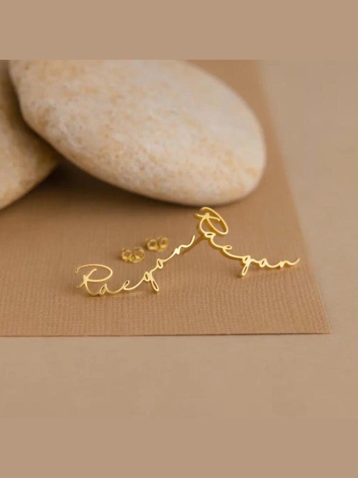 Custom Engraved Script Name Stud Earrings - Courbe et Compagnie