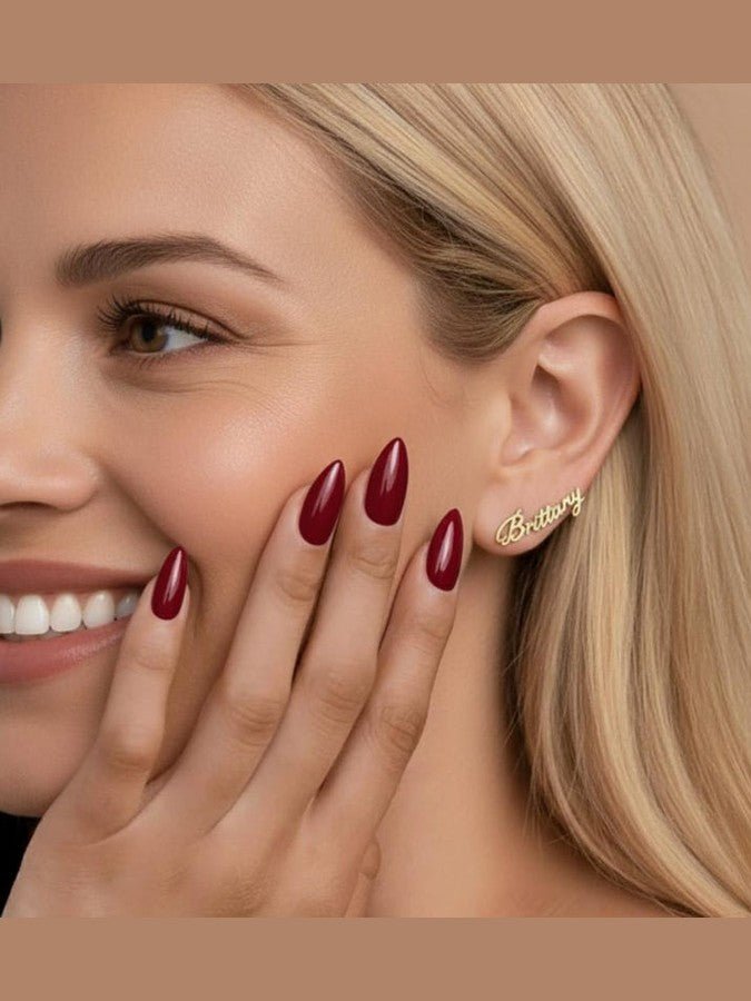 Custom Engraved Script Name Stud Earrings - Courbe et Compagnie