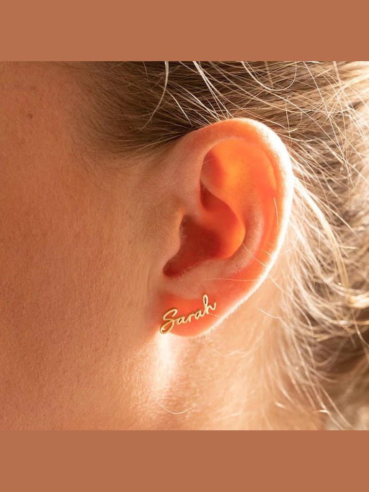 Custom Engraved Script Name Stud Earrings - Courbe et Compagnie