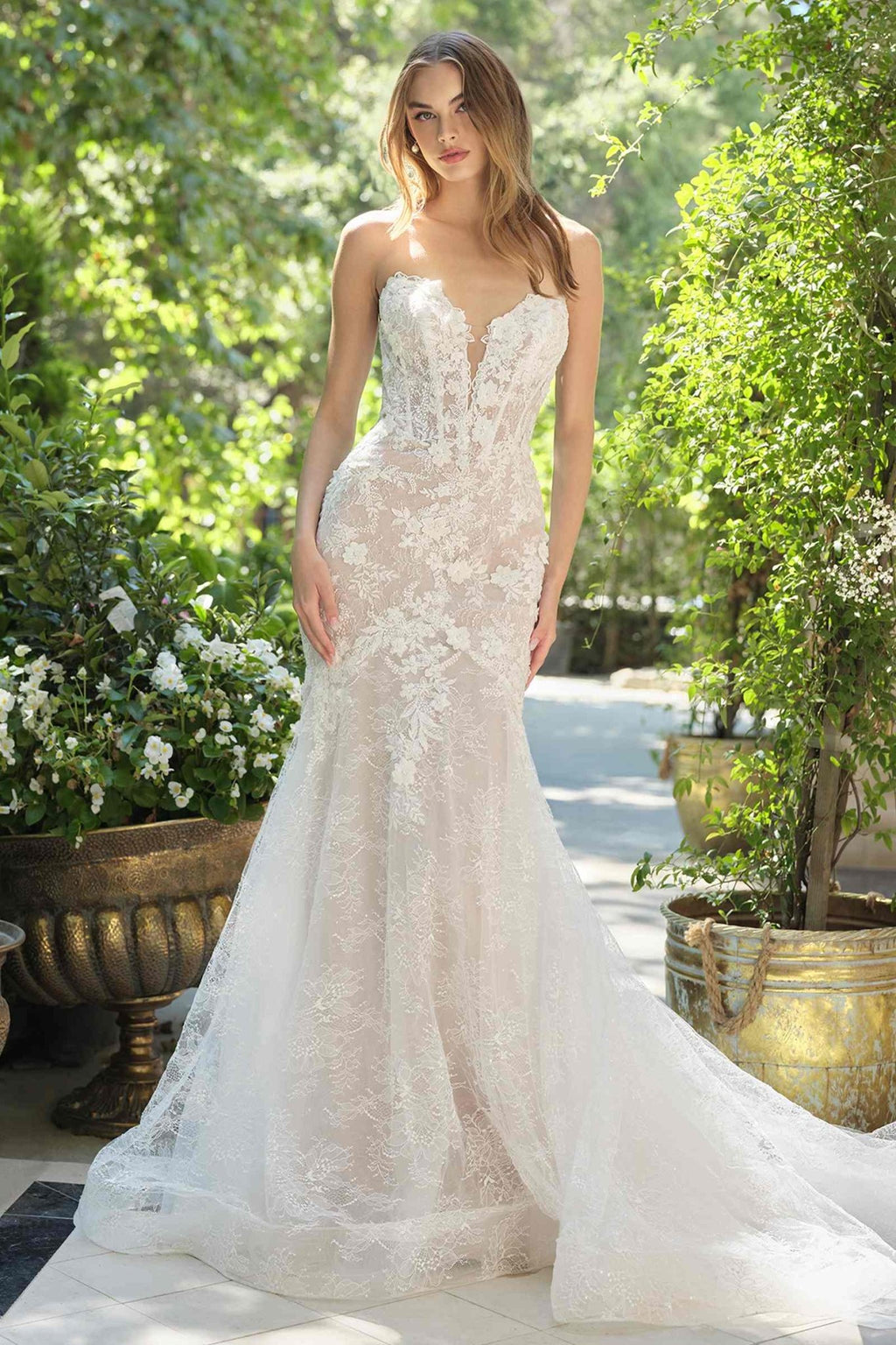 Fit and Flare Strapless Plunging Neck Lace Wedding Dress - Courbe et Compagnie