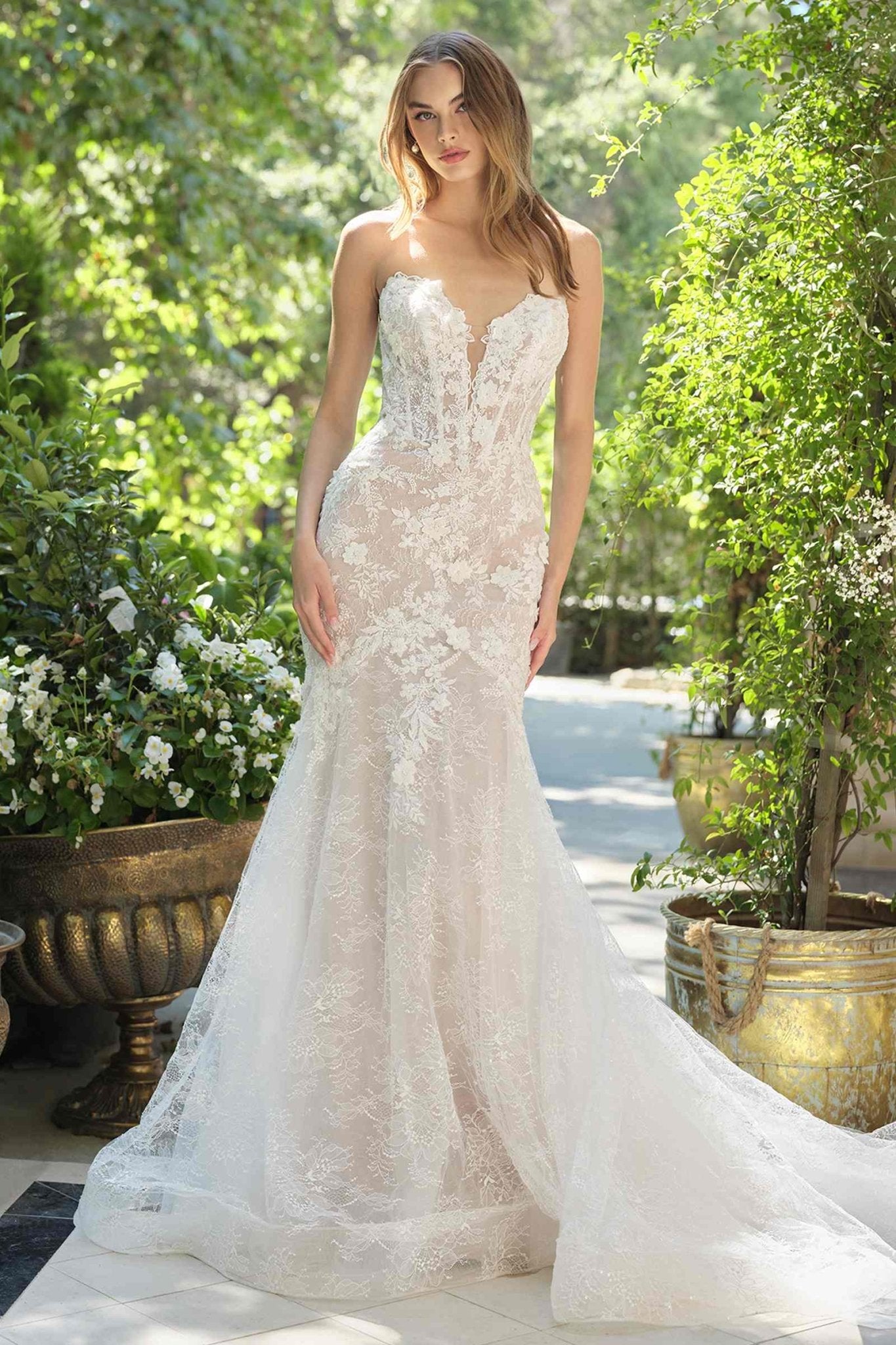 Fit and Flare Strapless Plunging Neck Lace Wedding Dress - Courbe et Compagnie