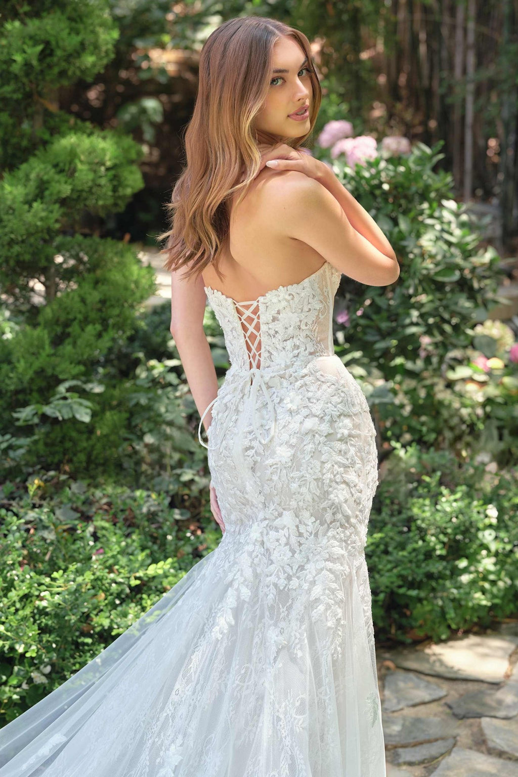 Fitted Mermaid Bridal Gown | Strapless Lace Bodice & Layered Tulle Skirt - Courbe et Compagnie