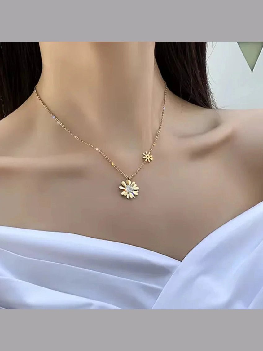Gold Daisy Pendant Necklace - Courbe et Compagnie