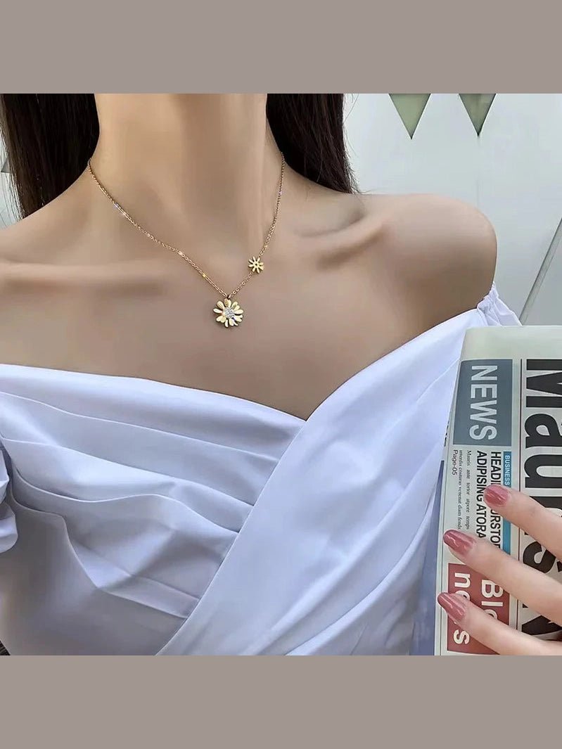 Gold Daisy Pendant Necklace - Courbe et Compagnie