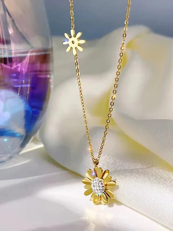 Gold Daisy Pendant Necklace - Courbe et Compagnie