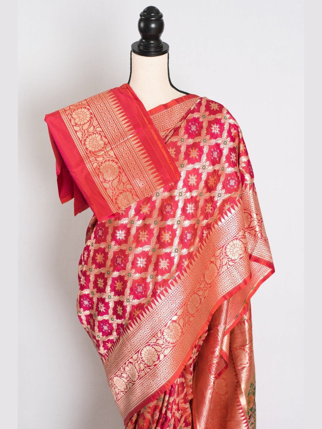 Ishq : Exclusive Coral Pink Bridal Banarasi Saree with Minakari Jaal Weaving - Courbe et Compagnie