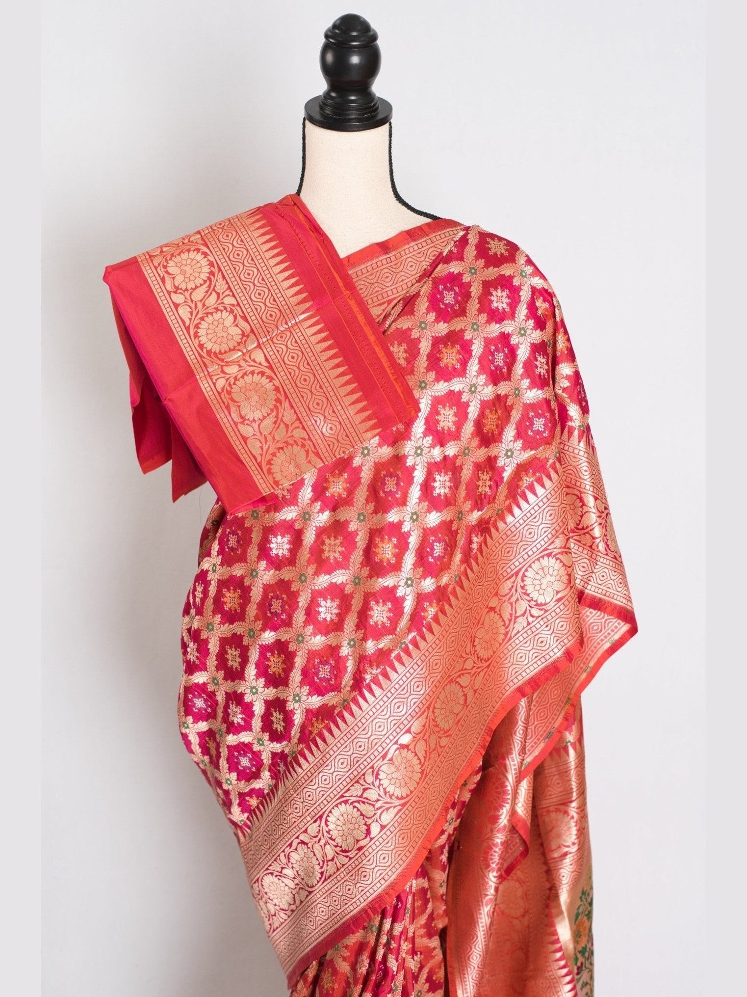 Ishq : Exclusive Coral Pink Bridal Banarasi Saree with Minakari Jaal Weaving - Courbe et Compagnie