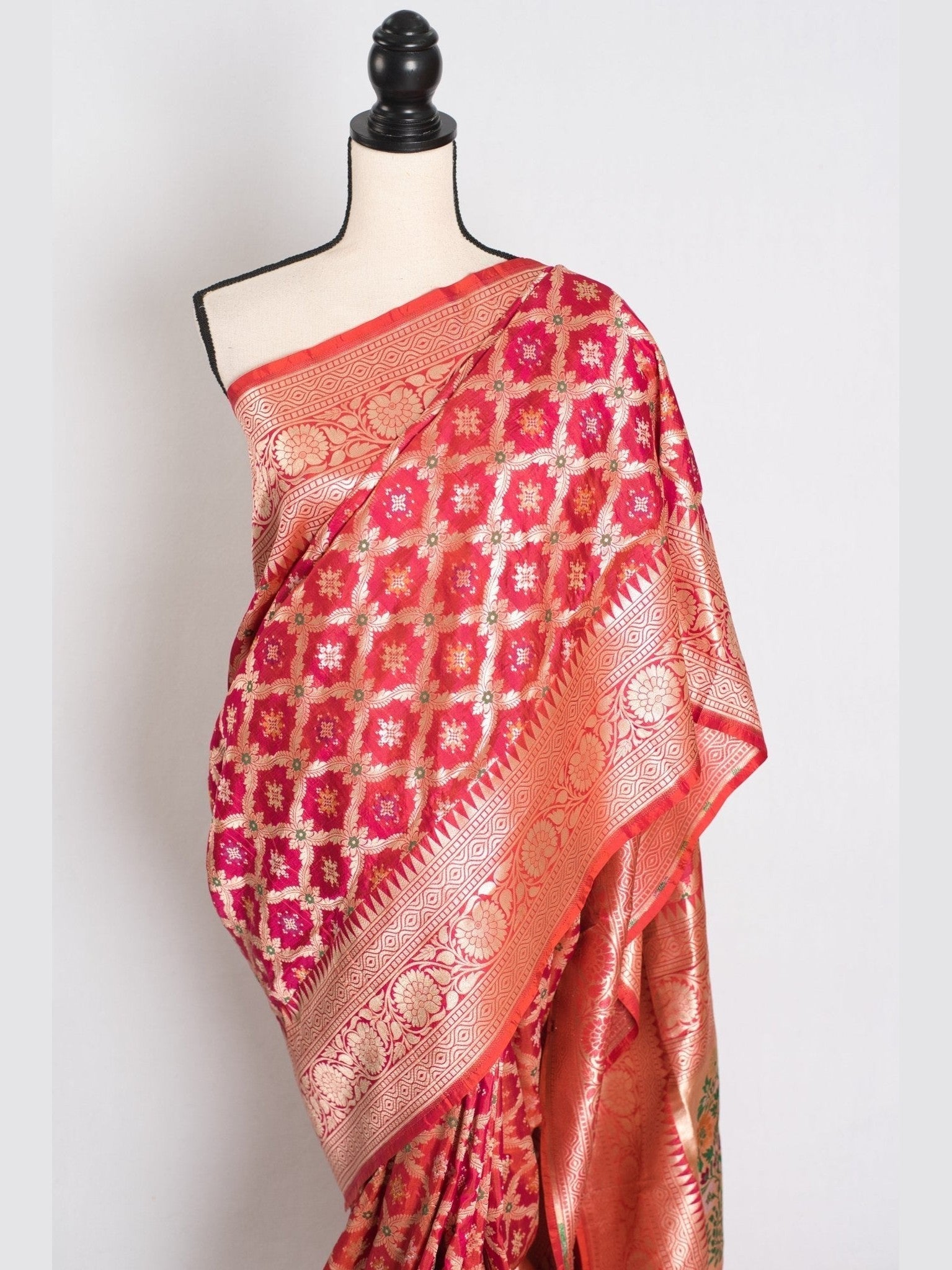 Ishq : Exclusive Coral Pink Bridal Banarasi Saree with Minakari Jaal Weaving - Courbe et Compagnie