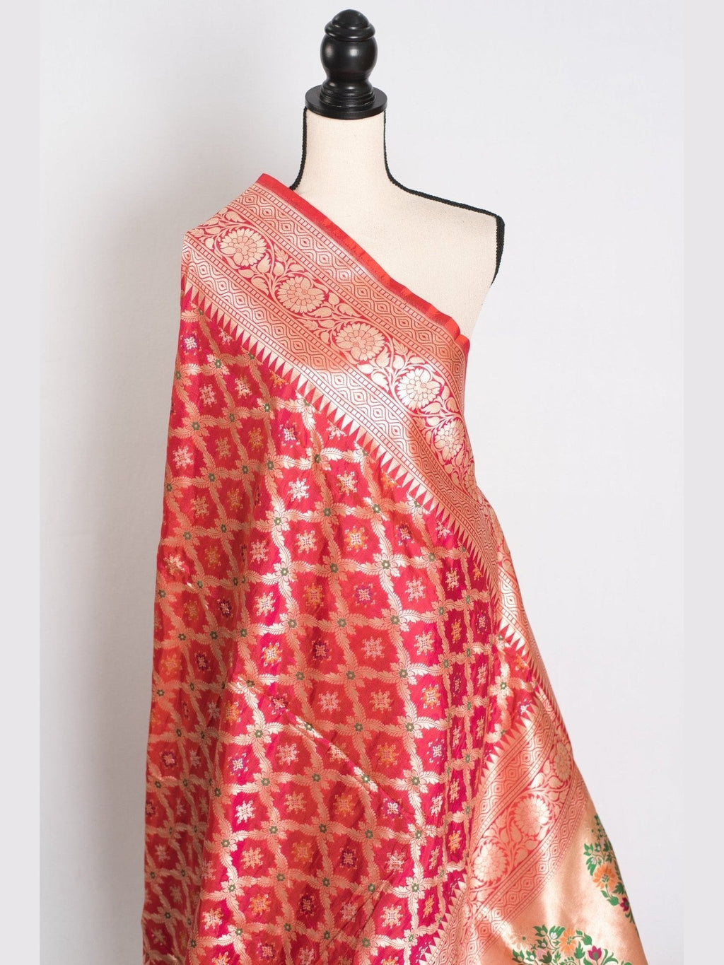 Ishq : Exclusive Coral Pink Bridal Banarasi Saree with Minakari Jaal Weaving - Courbe et Compagnie