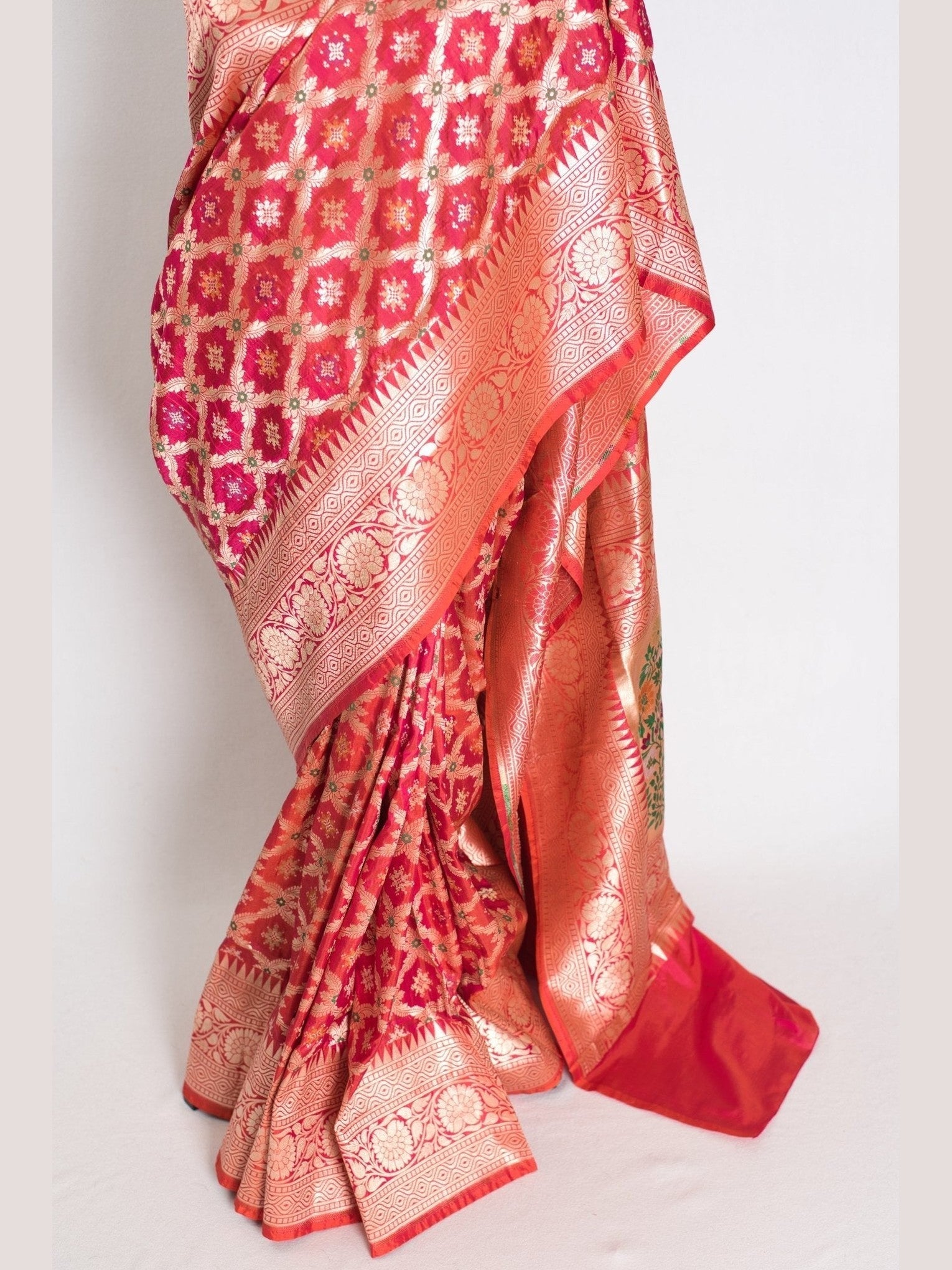 Ishq : Exclusive Coral Pink Bridal Banarasi Saree with Minakari Jaal Weaving - Courbe et Compagnie