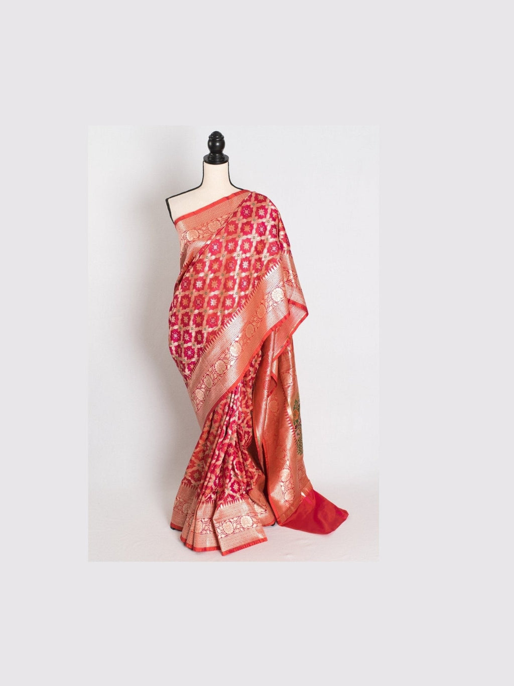 Ishq : Exclusive Coral Pink Bridal Banarasi Saree with Minakari Jaal Weaving - Courbe et Compagnie