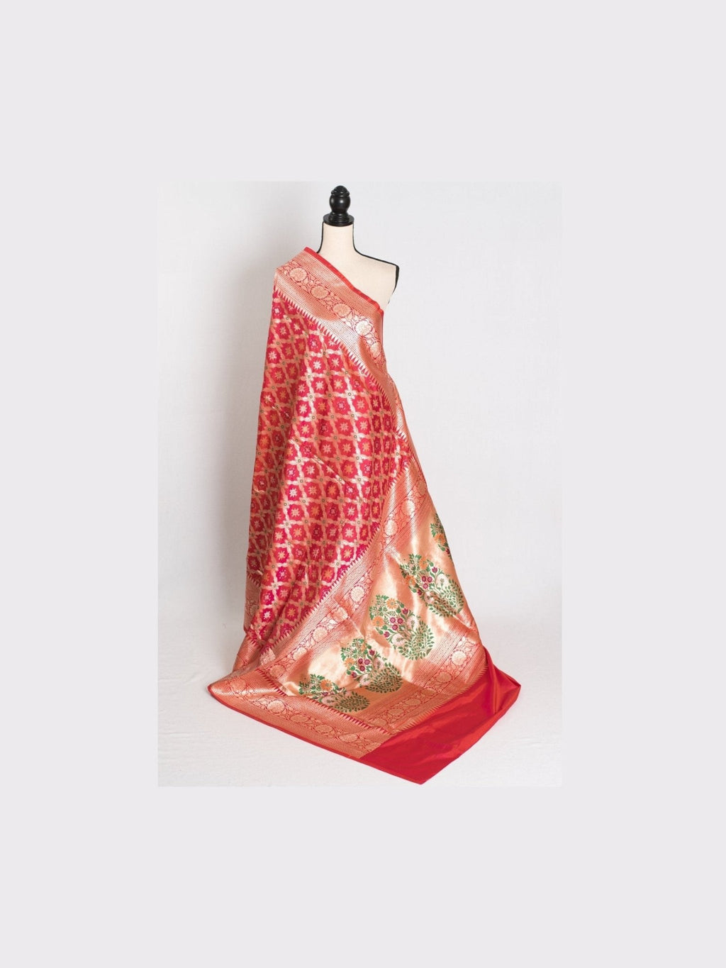 Ishq : Exclusive Coral Pink Bridal Banarasi Saree with Minakari Jaal Weaving - Courbe et Compagnie