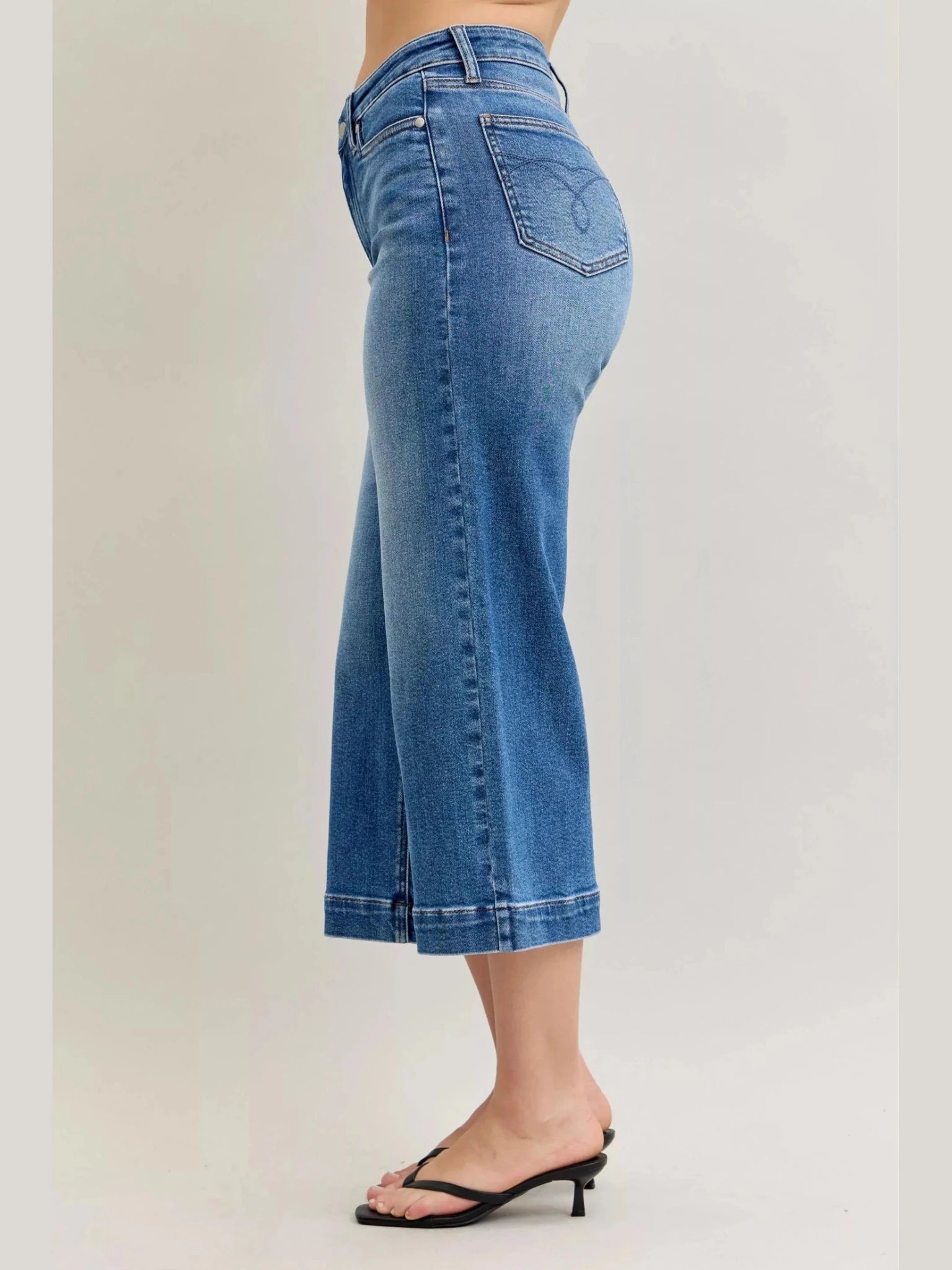 Judy Blue Mid Rise Crop Wide Leg Jeans - Courbe et Compagnie