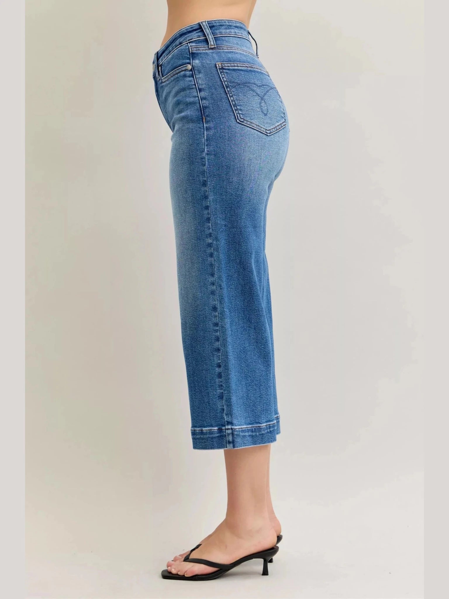 Judy Blue Mid Rise Crop Wide Leg Jeans - Courbe et Compagnie