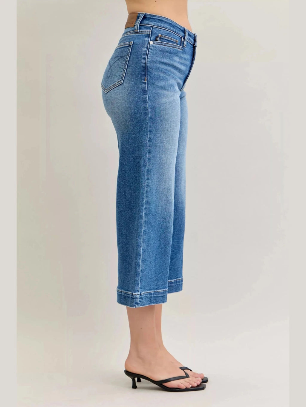 Judy Blue Mid Rise Crop Wide Leg Jeans - Courbe et Compagnie