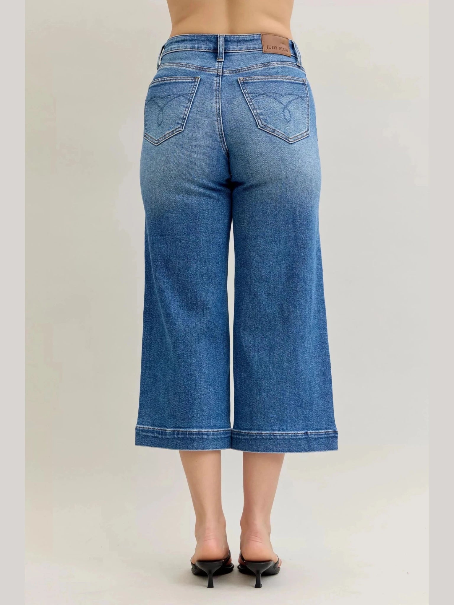 Judy Blue Mid Rise Crop Wide Leg Jeans - Courbe et Compagnie