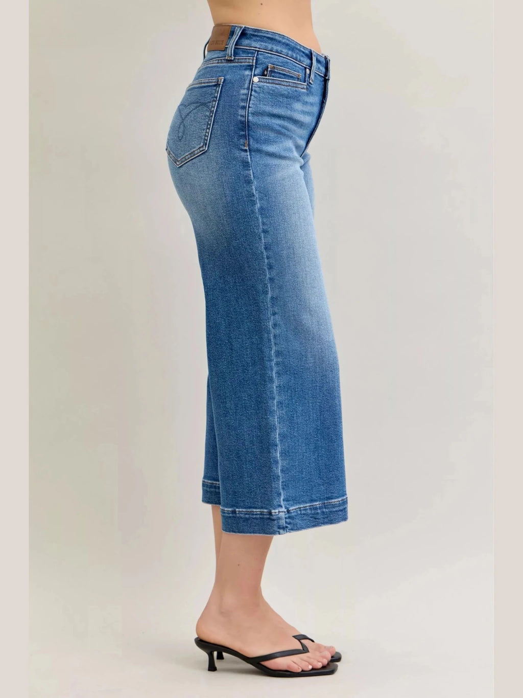 Judy Blue Mid Rise Crop Wide Leg Jeans - Courbe et Compagnie