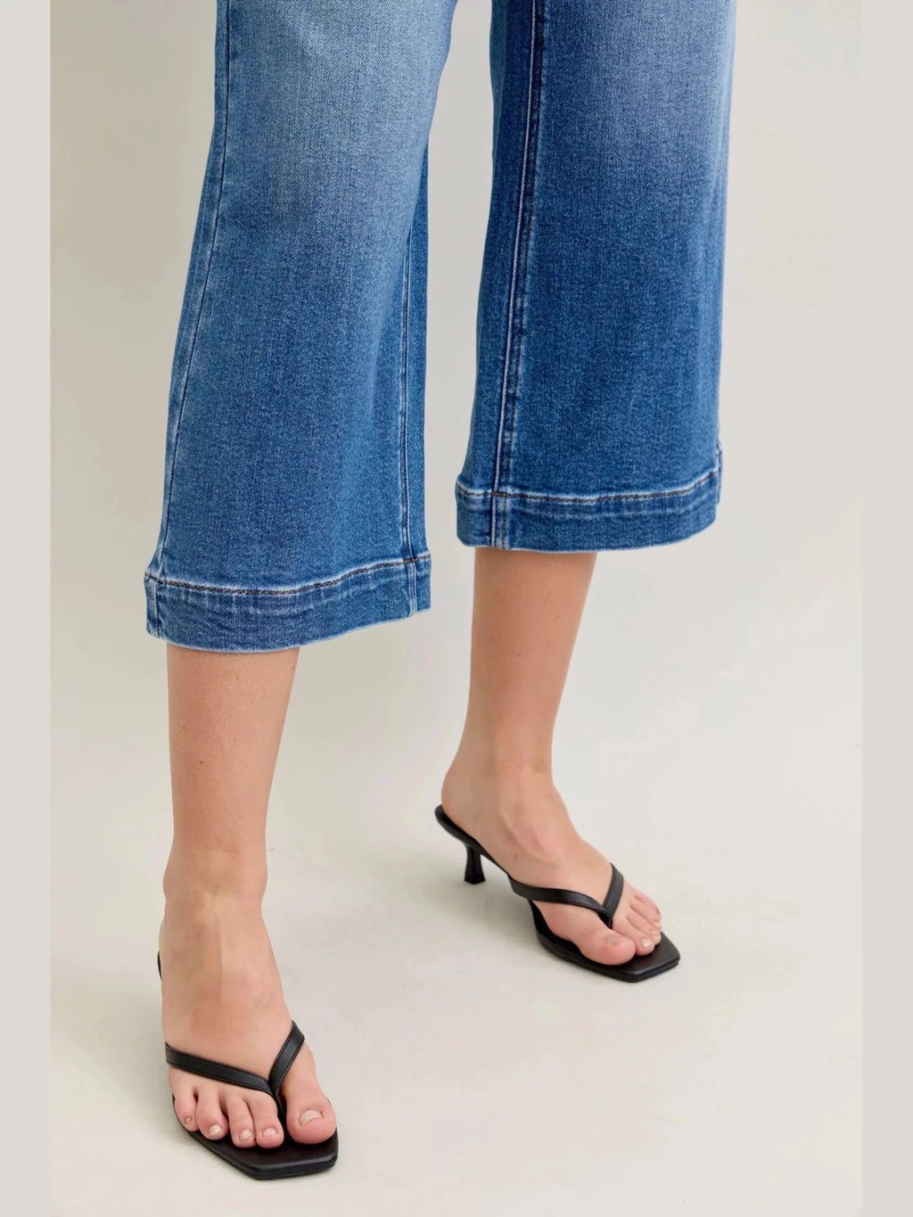 Judy Blue Mid Rise Crop Wide Leg Jeans - Courbe et Compagnie