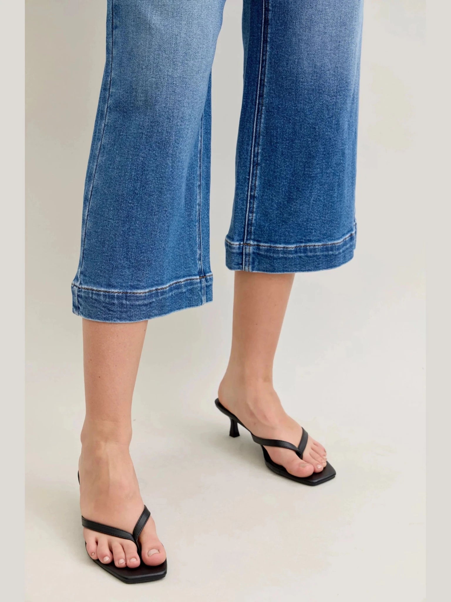 Judy Blue Mid Rise Crop Wide Leg Jeans - Courbe et Compagnie