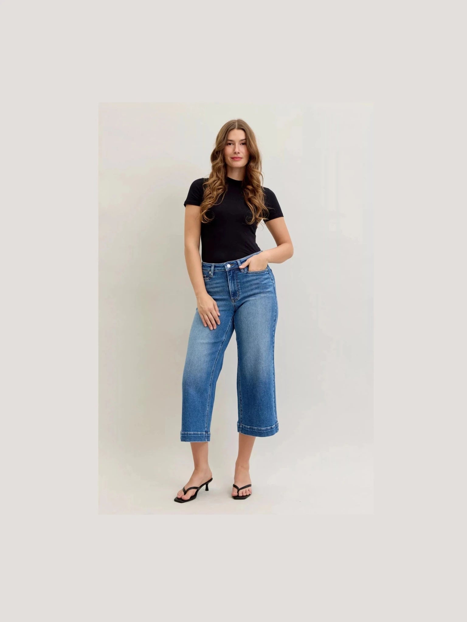 Judy Blue Mid Rise Crop Wide Leg Jeans - Courbe et Compagnie