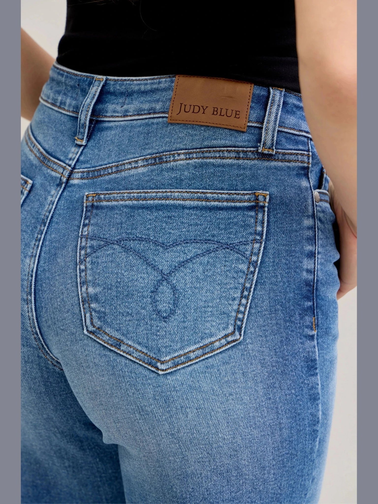 Judy Blue Mid Rise Crop Wide Leg Jeans - Courbe et Compagnie