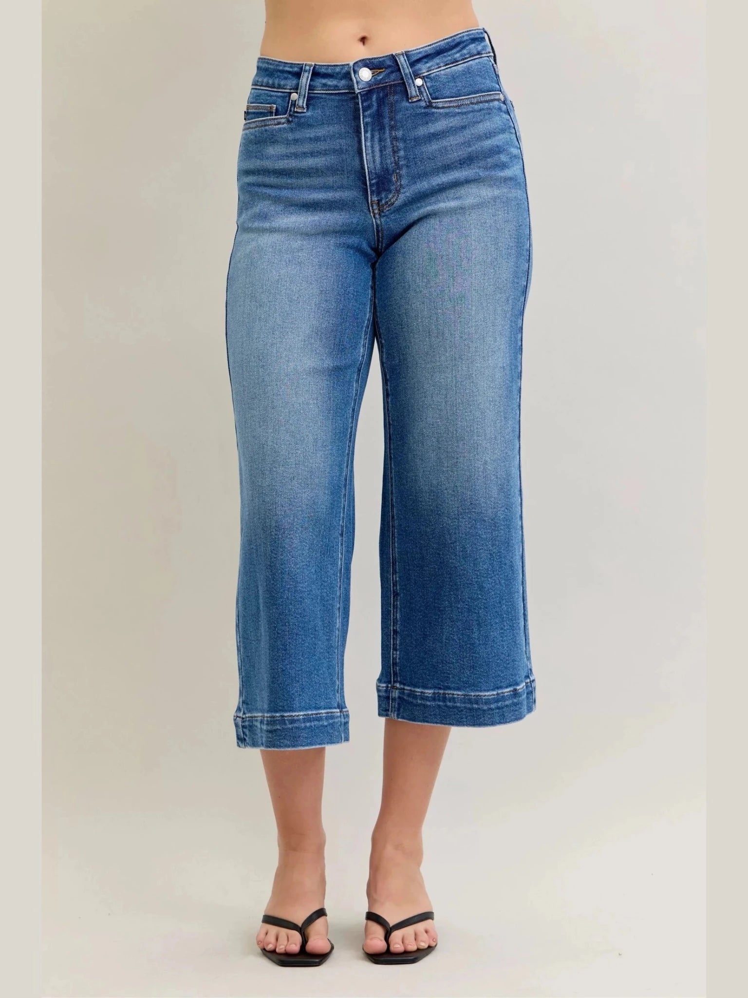 Judy Blue Mid Rise Crop Wide Leg Jeans - Courbe et Compagnie