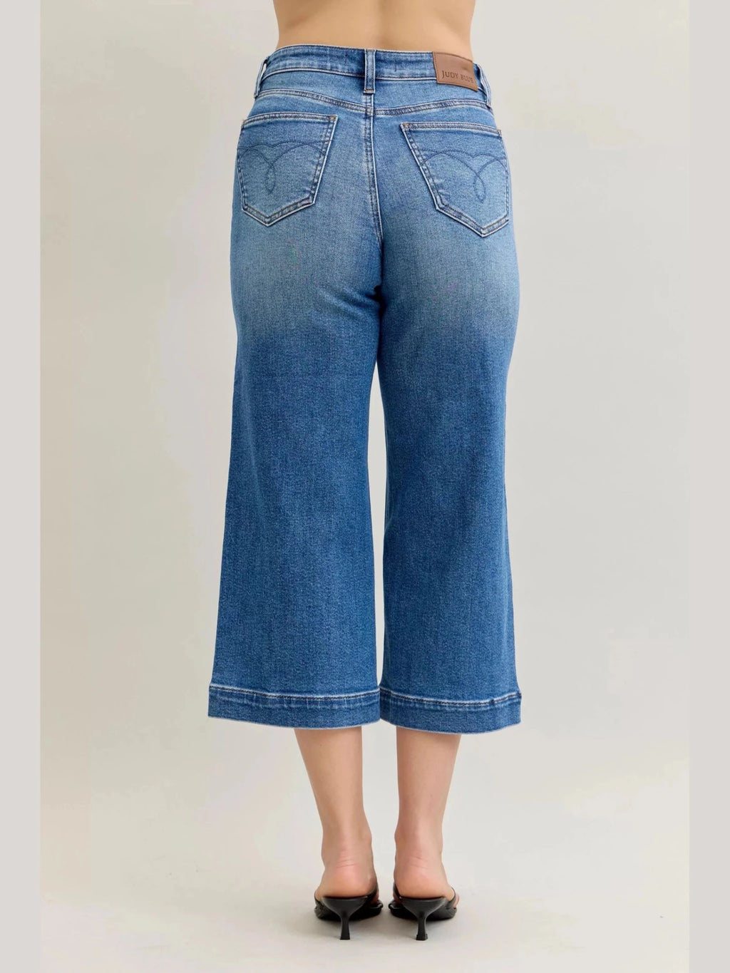 Judy Blue Mid Rise Crop Wide Leg Jeans - Courbe et Compagnie