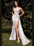 Long Fitted Satin & Lace Bridal Dress - Courbe et Compagnie