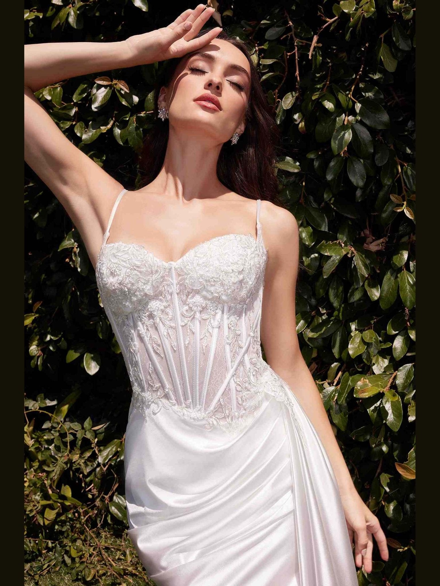 Long Fitted Satin & Lace Bridal Dress - Courbe et Compagnie