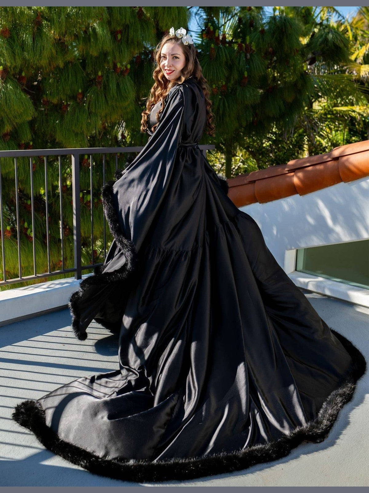 Luxury Satin Feather Bridal Robe | Victorian Style Wedding & Photoshoot Robe - Courbe et Compagnie