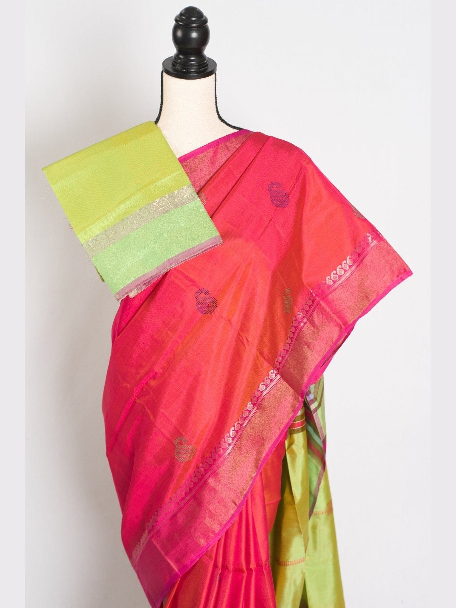 Malini : Bishnupur Katan Silk Saree in Peach Orange and Green - Courbe et Compagnie