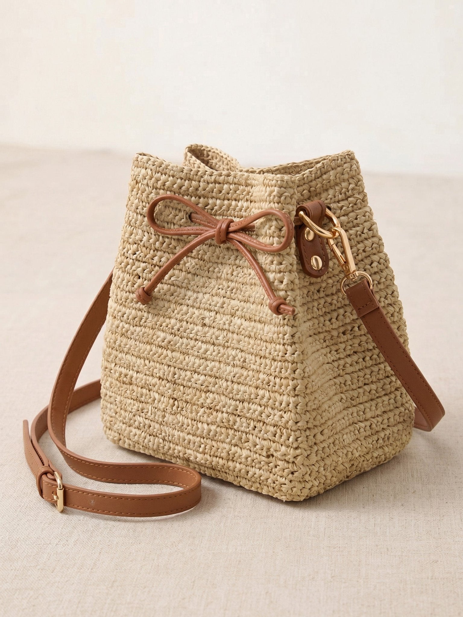 Mini Handwoven Raffia Drawstring Crossbody Bag - Courbe et Compagnie
