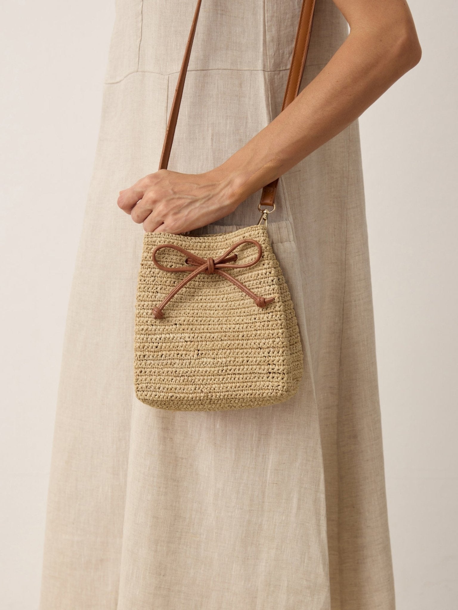 Mini Handwoven Raffia Drawstring Crossbody Bag - Courbe et Compagnie
