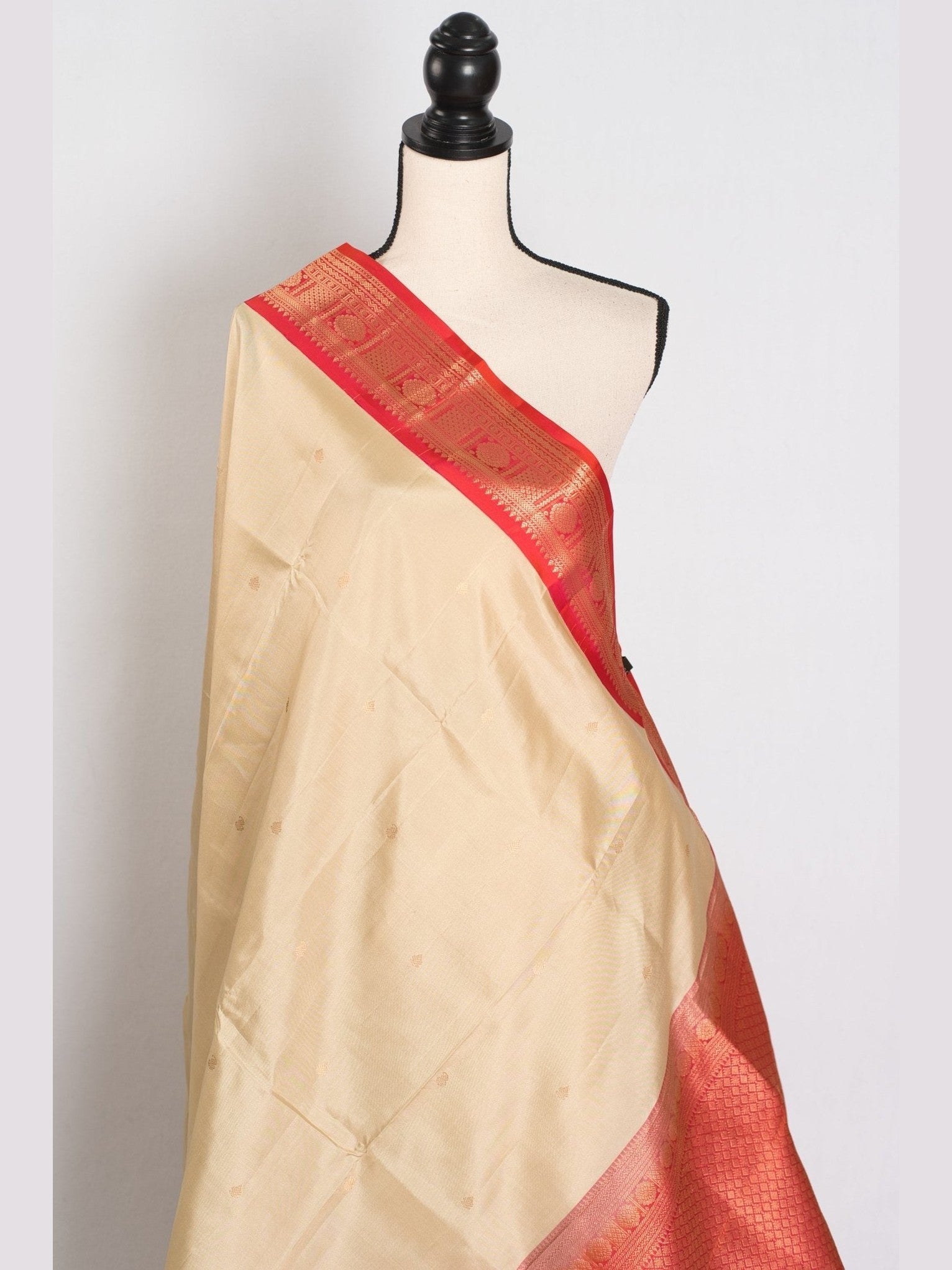 Mohini: Clay White & Coral Pink Kanjivaram Silk Saree | Silk Mark Certified - Courbe et Compagnie
