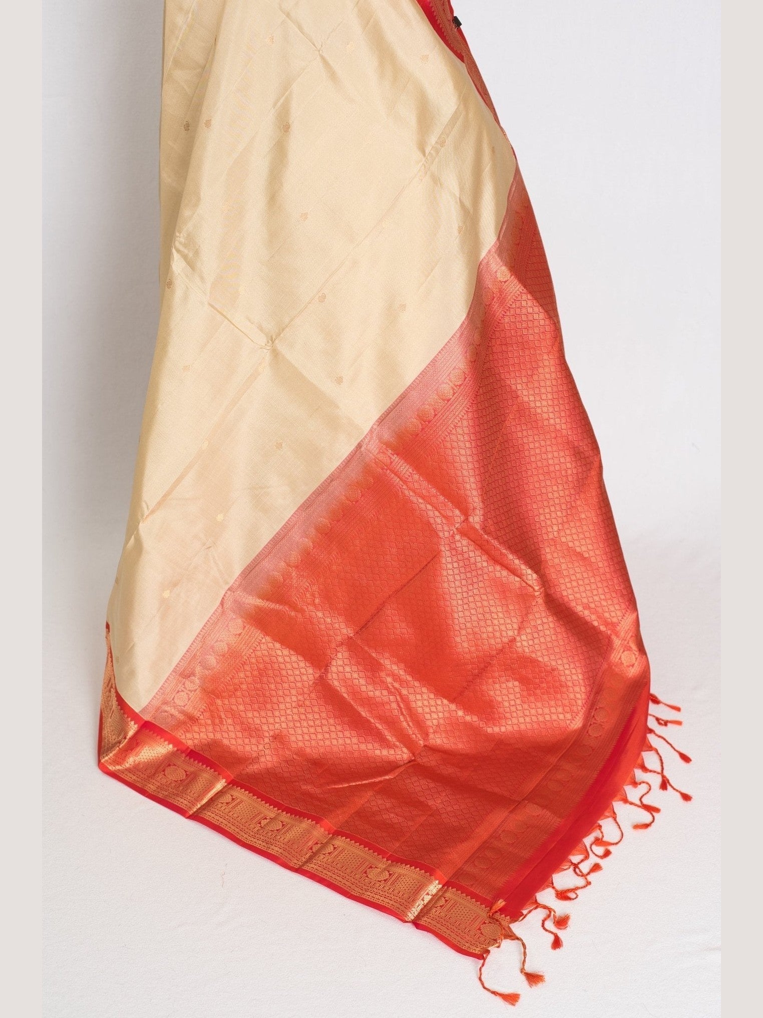 Mohini: Clay White & Coral Pink Kanjivaram Silk Saree | Silk Mark Certified - Courbe et Compagnie